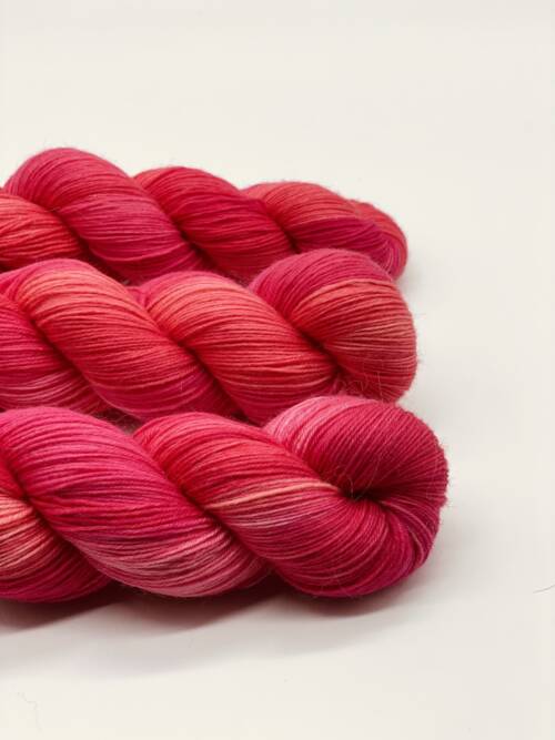 Trekkingwolle - Sockenwolle - handgefärbt - Rot-Magenta