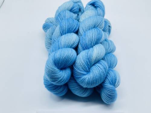 Trekkingwolle-Sockenwolle-handgefärbt-hellblau