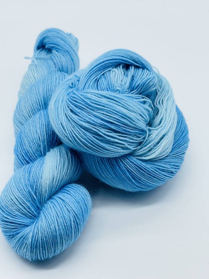 Trekkingwolle-Sockenwolle-handgefärbt-hellblau