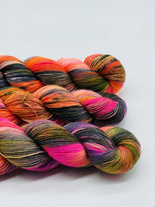 Trekkingwolle-Sockenwolle-handgefärbt-grau-neonfarben