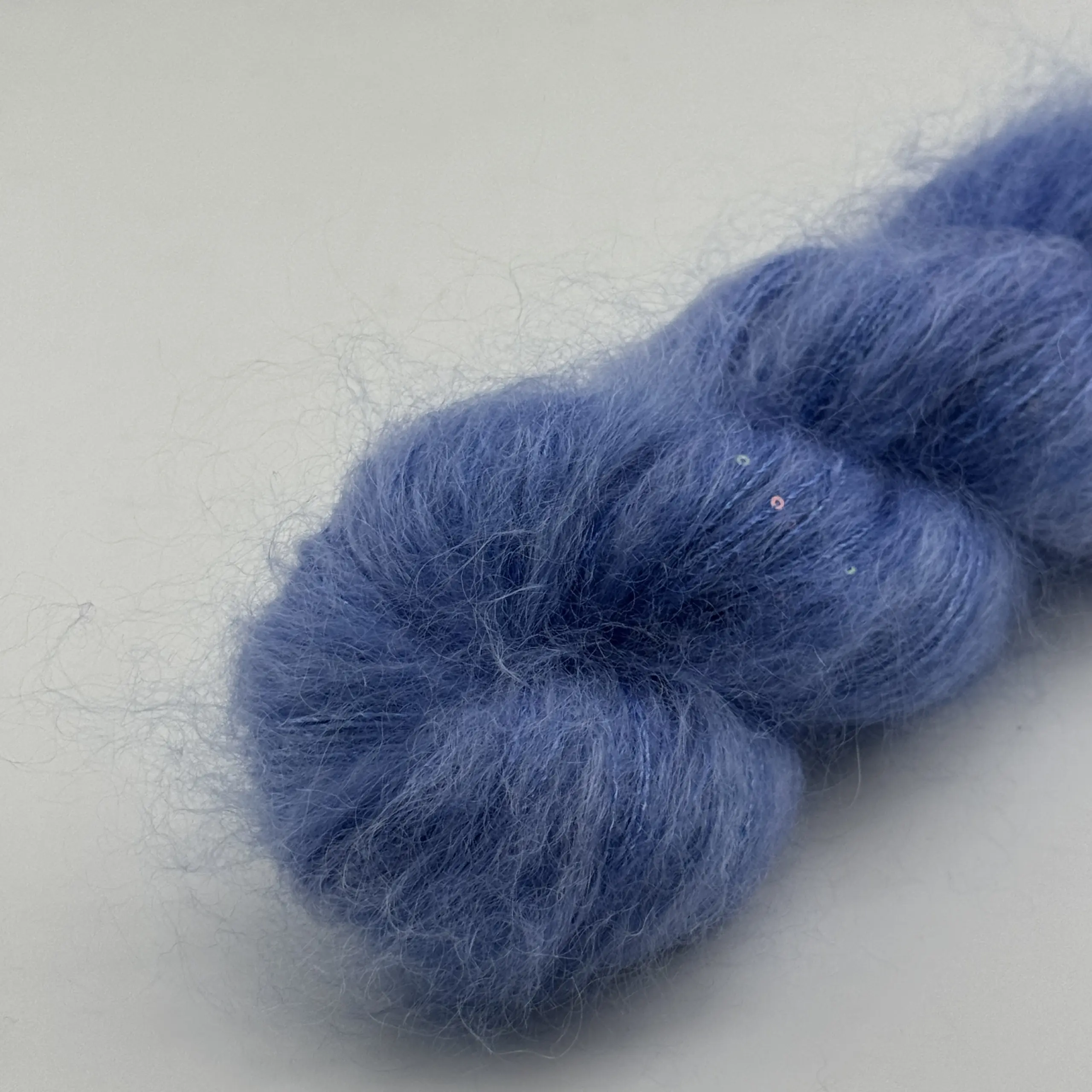 Blau gemacht- mit kleinen Pailletten – Bild 4